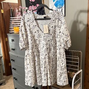 Universal Thread White and Black Floral Tunic